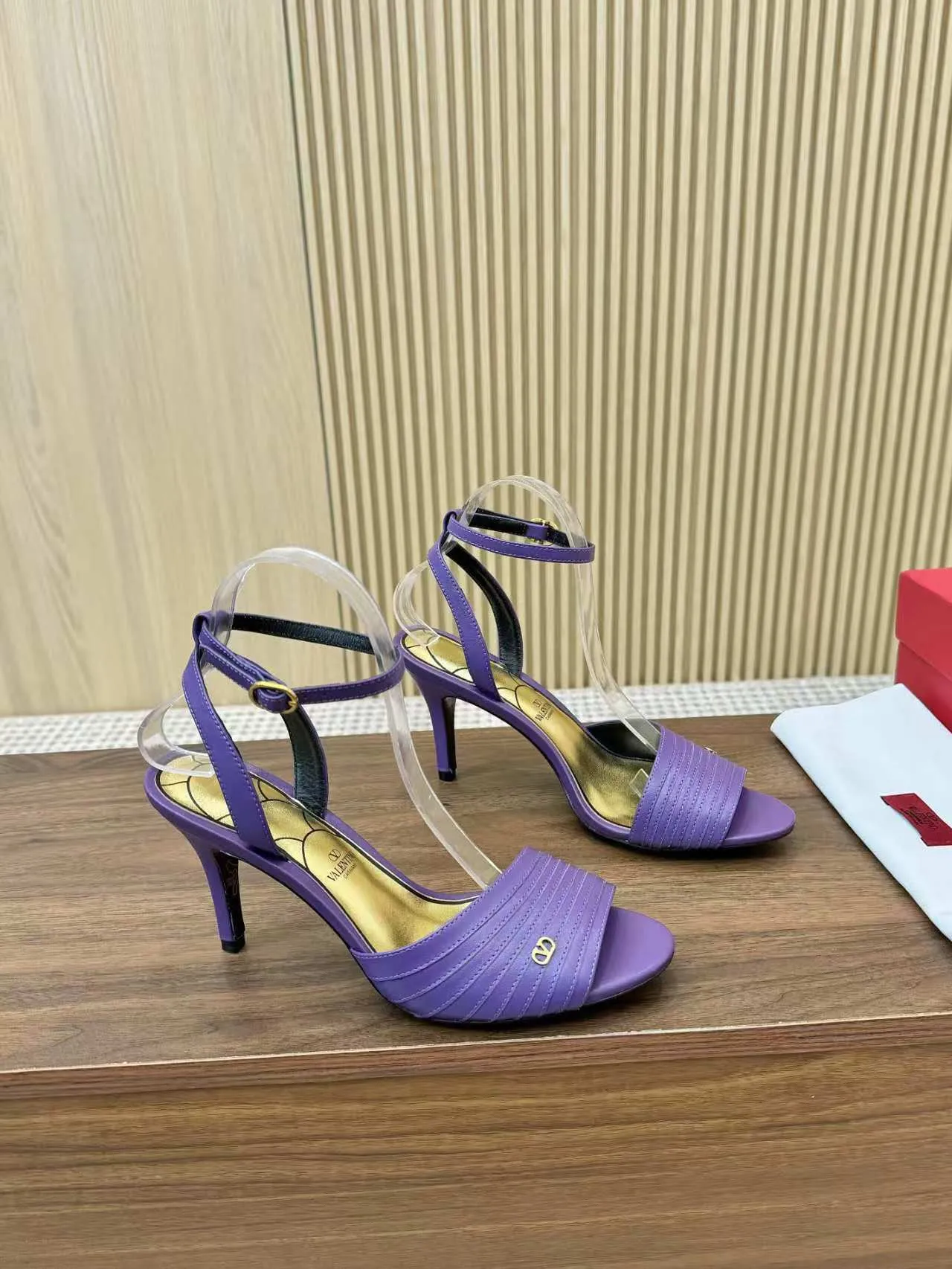 👟👟Ex-factory price 440👟👟 Genuine leather sole +40 Top version 𝑉𝐴𝐿𝐸𝑁𝑇𝐼𝑁𝑂 Valentino new spring and summer women's sandals worth buying ★Absolutely high-grade ❥Original method Absolute sensibility ❥Elegant style Create a different feeling Simple temperament style!  Code number: 35-41 (34-42 customized) Fabric: Imported sheepskin Lining: Lined sheepskin Heel height: 8 cm Leather outsole Rubber outsole